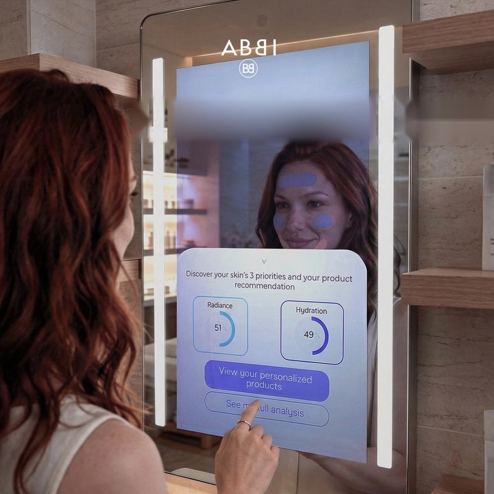 Une cliente utilise le Miroir ABBI lors d'une consultation peau en institut