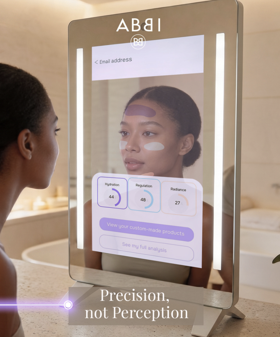 Miroir ABBI affichant les résultats d'hydratation, de régulation et d'éclat d'une cliente