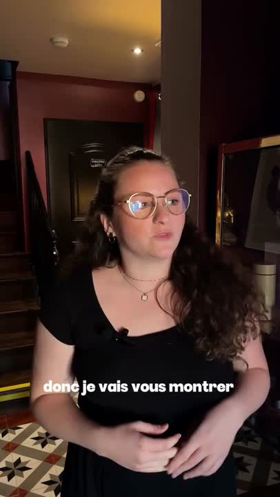 Une professionnelle de la beauté présentant le miroir ABBI dans son établissement (installation du marché français)