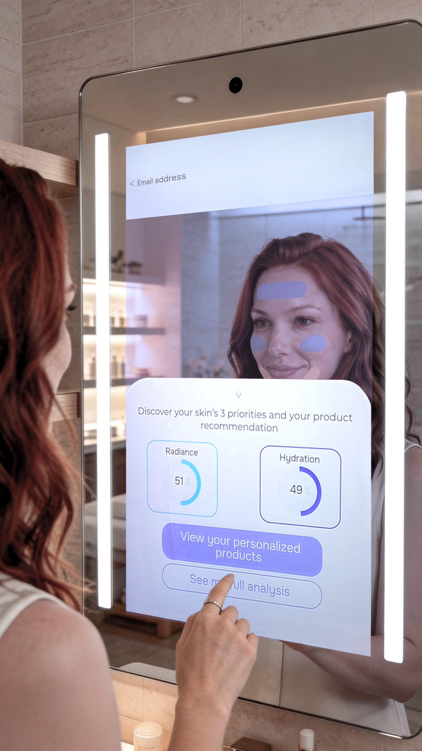 Conseillère accompagnant une cliente pendant une analyse de peau ABBI