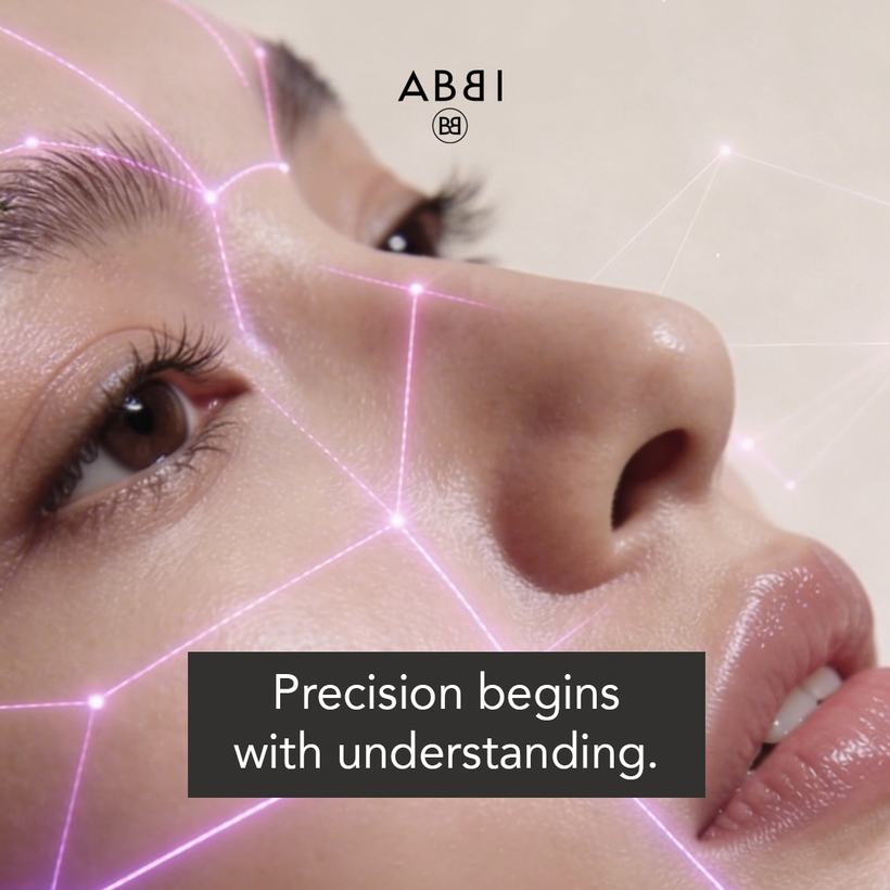 Analyse de peau de précision ABBI cartographiée sur le visage d'une cliente